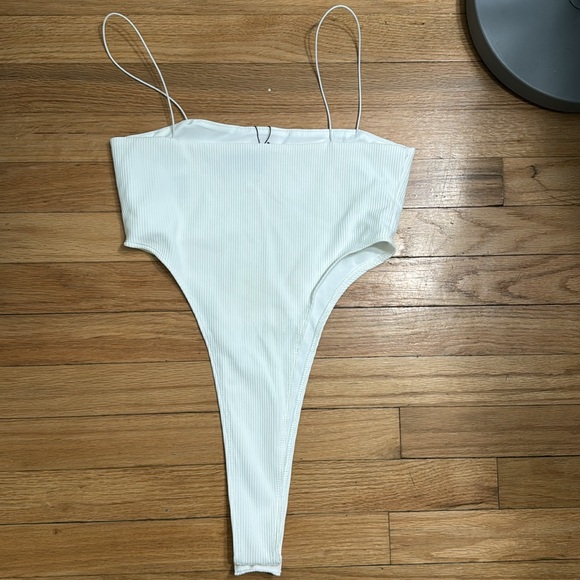 Edikted Ribbed High-Cut Bodysuit - Picture 4 of 5